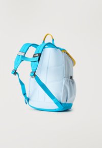 Ανοιχτό μπλε σακίδιο με λουράκια έντονου μπλε και κίτρινες λεπτομέρειες, που διαθέτει μπροστινή τσέπη και ρυθμιζόμενα λουριά ώμων πάνω σε ουδέτερο φόντο.