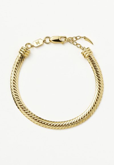 Złota bransoletka z łańcuchem w formie sznura o skręconej fakturze, z bezpiecznym zapięciem i małymi dekoracyjnymi akcentami blisko zapięcia.