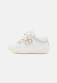 Sneaker bianco in pelle con accenti dorati, rifiniture decorative, design con lacci, punta arrotondata e suola testurizzata.
