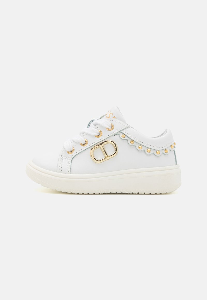 Sneaker bianco in pelle con accenti dorati, rifiniture decorative, design con lacci, punta arrotondata e suola testurizzata.
