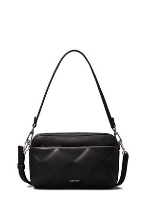 Sac d'épaule rectangulaire noir avec motif matelassé, ferrures argentées, bandoulière ajustable et petit logo Calvin Klein au centre avant.