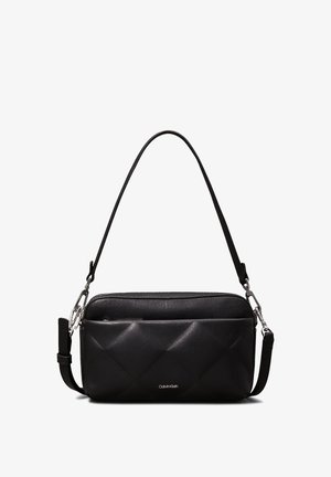 Sac d'épaule rectangulaire noir avec motif matelassé, ferrures argentées, bandoulière ajustable et petit logo Calvin Klein au centre avant.