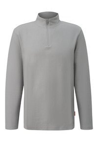 Jasnoszary sweter z kołnierzem zapinanym na pół zamek, fakturą prążkowaną, z długimi rękawami i pomarańczową metką na dolnym brzegu.