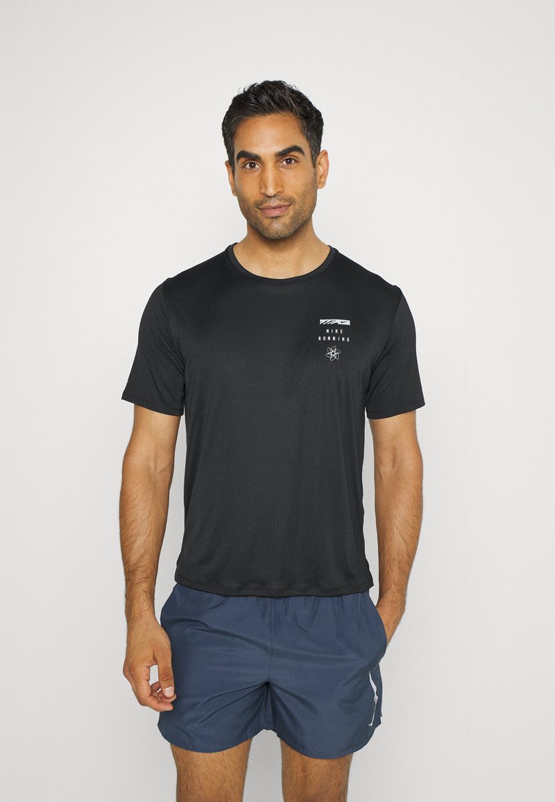 Herren Shirts | Nike Performance RUN MILER T-Shirt print black/schwarz - BS20536 Herren Shirts | Nike Performance RUN MILER T-Shirt print black/schwarz - BS20536