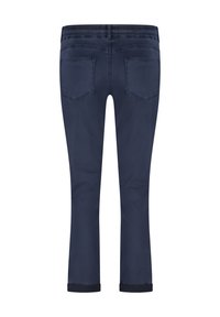 Donkerblauwe jeans met een gladde textuur, voorzien van twee achterzakken, gestikte details en een opgerolde zoom aan de onderkant.