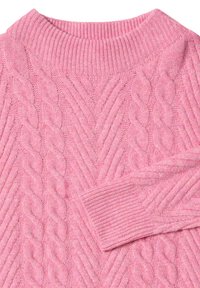 Rosa gestrickter Pullover mit einem strukturierten Zopfmuster, geripptem Halsausschnitt und Bündchen. Weicher Stoff mit einem gemütlichen Finish.