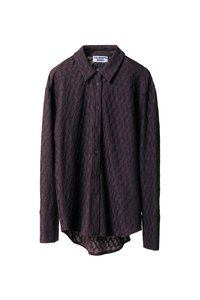 Camicia button-up a maniche lunghe di colore viola scuro, caratterizzata da un design testurizzato con un sottile motivo a diamante e un orlo curvo.