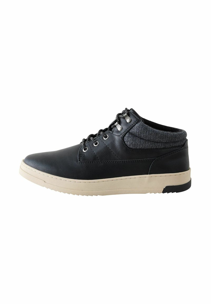 Sort højtop sneaker med læder- og grå stofdetaljer, prydet med runde snørebånd og en lys sål, set fra siden.