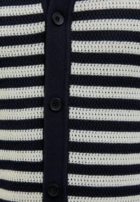 Jūras spēku un krēmkrāsas svītrains kardigāns ar teksturētu adījumu, ar četriem melniem pogām priekšpusē.