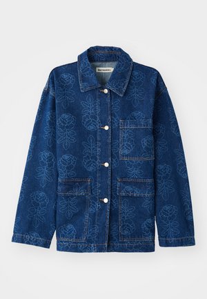 Veste en denim bleu foncé avec motif floral embossé, dotée d'un col, de boutons à l'avant, de quatre poches et de coutures contrastantes.