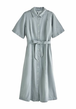 Rochie midi din denim albastru deschis, cu mâneci scurte, închidere cu nasturi în față, guler ascuțit și curea legată în talie.