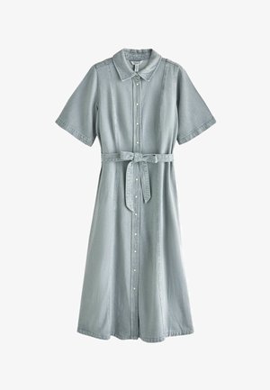 Vaaleansininen farkkumekko, jossa on lyhyet hihat, edessä napitus, kärjistetty kaulus ja vyötärönauhavyö.