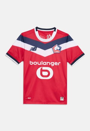 Maillot de football rouge avec des bandes chevron bleu marine et blanc, logo de l'équipe LOSC, logo New Balance et texte du sponsor boulanger sur le devant.