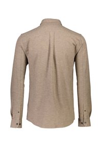 Camicia beige a maniche lunghe con colletto, realizzata in un tessuto testurizzato e con polsini abbottonati. Il dettaglio della piega posteriore aggiunge un tocco di design sobrio.