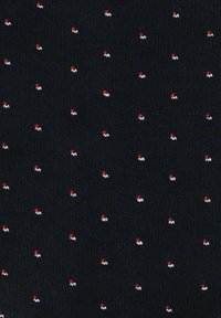 Czarna tkanina o teksturowanym wykończeniu, z wzorem małych czerwonych i białych kropek równomiernie rozmieszczonych na całej powierzchni.