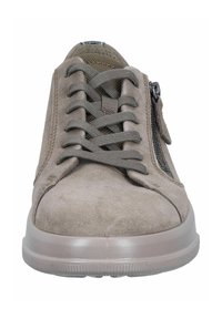 Beige suède sneakers met veters aan de voorkant en een rits aan de zijkant. Rondneus en een getextureerde rubberen zool met een gladde afwerking.