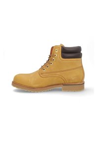 Botín de tobillo de cuero color marrón claro con un collar acolchado marrón, seis ojetes metálicos y una suela de goma ligera, con detalles de costura mínimos.