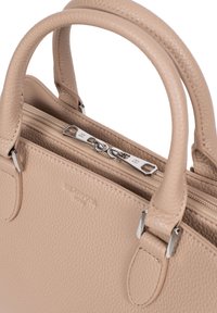 Borsa a mano in pelle beige con superficie testurizzata, due manici arrotondati e chiusura a zip argentata. Presenta dettagli con marchio sulla parte anteriore.