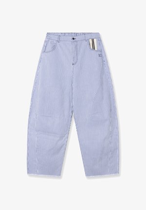 Pantalon rayé bleu et blanc en tissu léger, doté d'une fermeture à boutons, de deux poches avant et d'une coupe décontractée.