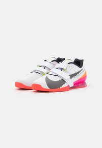 Nike Performance ROMALEOS 4 SE - Zapatillas de entrenamiento - white/black/bright crimson/pink blast/total orange/volt/blanco -