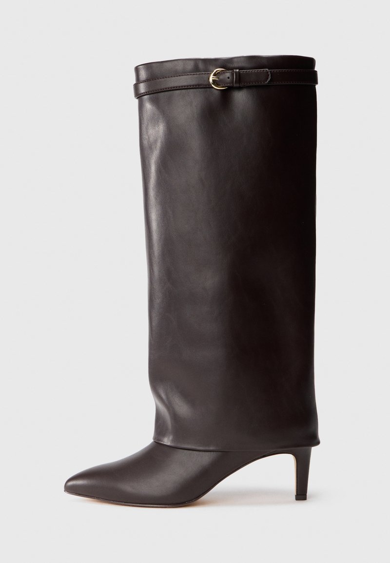 Mustat nahkaiset polvipituiset saappaat, joissa on teräväkärkinen muoto ja kapea korko. Koristeena on kääntöreuna, jossa on kultasävyinen solki. Liukas pinta.