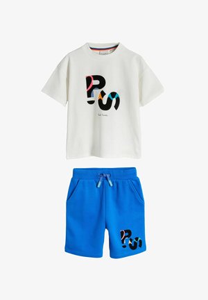 Maglietta bianca a maniche corte e pantaloncini blu acceso con logo astratto colorato "PS" su entrambi, pantaloncini con coulisse e tasche.
