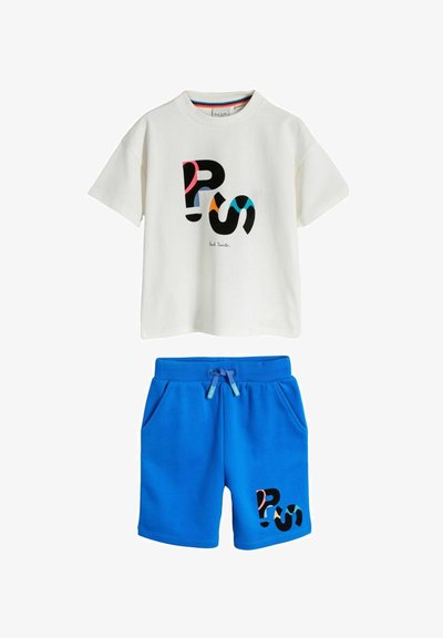Camiseta blanca de manga corta y pantalones cortos azul brillante con un colorido logo abstracto "PS" en ambos, los pantalones cortos cuentan con cordón ajustable y bolsillos.