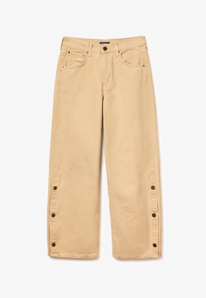 Beige broek met wijde pijpen, voorzakken, lussen voor een ceintuur, knoop- en ritssluiting, en met een knoopsluiting aan de zijkanten van de zoom bij beide benen.