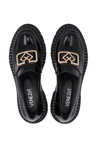 Schwarze Lackleder-Loafers mit einer goldenen geometrischen Schnalle, strukturiertem Gummisohle und glatter Oberfläche. Logo innen aufgedruckt.