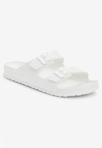 Sandales blanches en matériau flexible, dotées de deux brides réglables avec boucles, d'une semelle plate et d'une texture antidérapante au dessous.