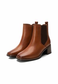 Stivali ankle in pelle marrone con finitura liscia, pannelli laterali elastici e tacco a blocco. Presentano una cerniera su un lato per una facile vestibilità.