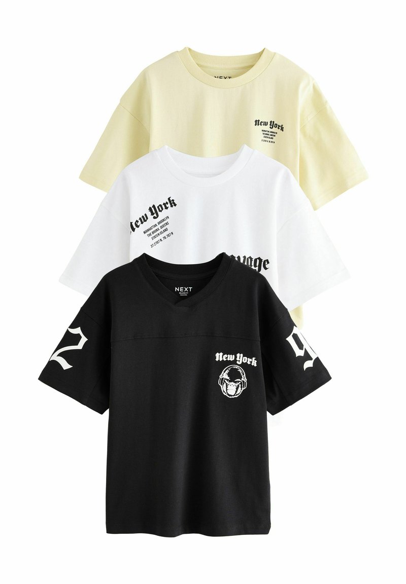Tre kortärmade t-shirts i gult, vitt och svart. Varje t-shirt har grafik med "New York"; den svarta t-shirten har siffror på ärmarna.