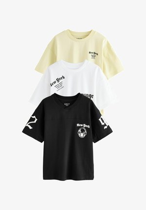 Három póló sárga, fehér és fekete színben. Mindegyiken a "New York" felirat található grafikai elemekkel és különböző ujjstílusokkal. Pamutból készült.