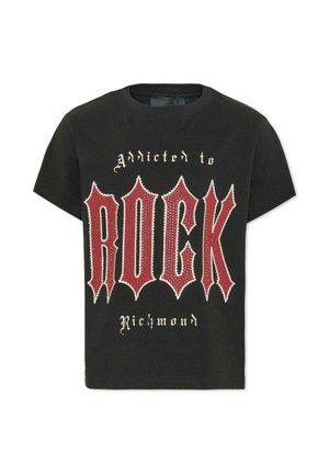Camiseta negra de manga corta con texto tachonado en rojo y blanco "Addicted to ROCK Richmond" en la parte delantera con fuente estilo gótico.