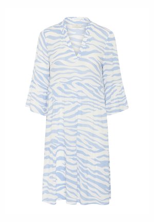 Jasnoniebieska sukienka w białe paski zebry, z dekoltem w serek i luźnymi, rozkloszowanymi rękawami. Teksturowany materiał z warstwowym wzorem.