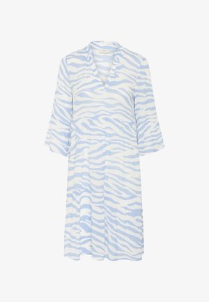 Jasnoniebieska sukienka w białe paski zebry, z dekoltem w serek i luźnymi, rozkloszowanymi rękawami. Teksturowany materiał z warstwowym wzorem.