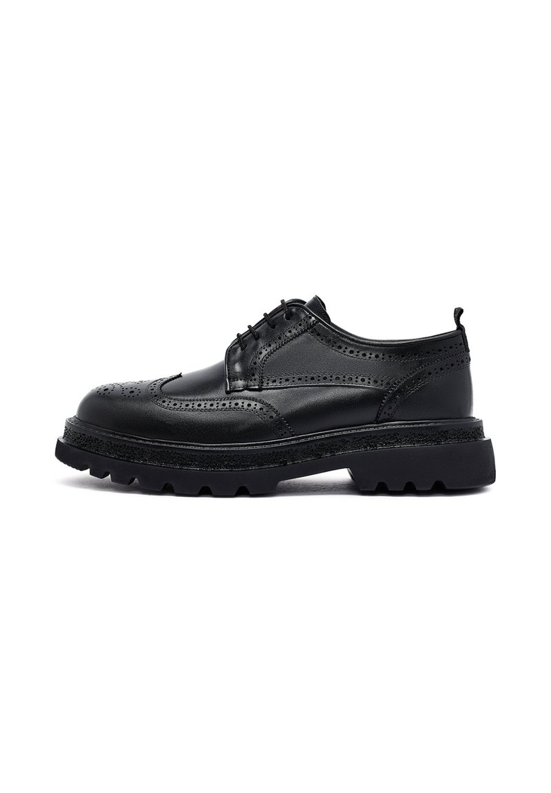 Zwarte leren brogue schoenen met decoratieve perforaties, uitgerust met een chunky zwarte rubberen zool en een vetersluiting. Soepele en gepolijste afwerking.