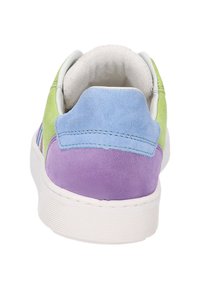 Sneaker mit einem mehrfarbigen Obermaterial aus Wildleder in Grün, Blau und Lila, weißer Gummisohle und gepolstertem Schaft für Komfort.