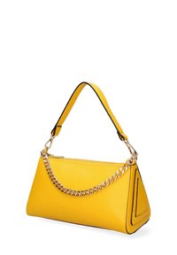 Borsa a tracolla gialla in pelle con finitura testurizzata, forma triangolare e dettagli neri. Presenta una tracolla a catena e una chiusura con zip.