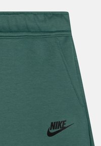Nike Sportswear TECH FLEECE - Šorti - bicoastal/black