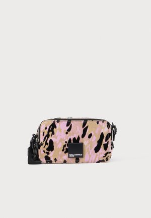 Compatta borsa a tracolla rettangolare con motivo astratto rosa, beige e nero, tracolla nera e placca con logo KARL LAGERFELD JEANS.
