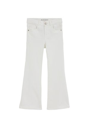 Fehér, bővülő szárú farmer előtt zsebekkel, övbújtatókkal és gombos záródással, Blue Ridge márkajelzéssel, fehér háttéren bemutatva.