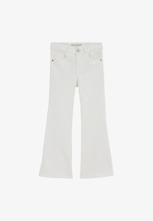 Vaqueros acampanados blancos con bolsillos delanteros, trabillas para cinturón y cierre de botón, etiquetados como Blue Ridge, exhibidos sobre un fondo blanco.