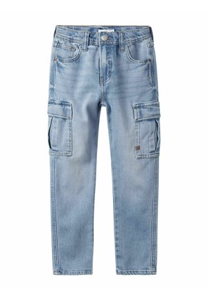 Jasnoniebieskie spodnie typu cargo z denimu z przednim zapięciem na guzik, szlufkami na pasek, bocznymi kieszeniami z patką oraz klasycznymi kieszeniami z przodu i z tyłu.