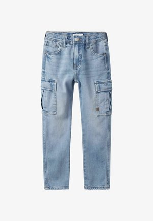 Jasnoniebieskie spodnie typu cargo z denimu z przednim zapięciem na guzik, szlufkami na pasek, bocznymi kieszeniami z patką oraz klasycznymi kieszeniami z przodu i z tyłu.