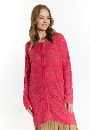 Rosa gestrickte Strickjacke mit einem strukturierten Muster aus geometrischen Formen, langen Ärmeln und Knopfverschluss vorne.