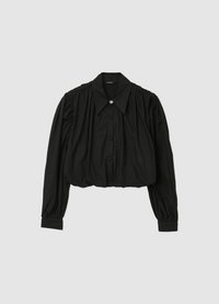 Schwarzes, gekürztes Hemd aus glattem Stoff, mit klassischem Kragen, Knopfverschluss, plissierten langen Ärmeln und dekorativem Knopfdetail.