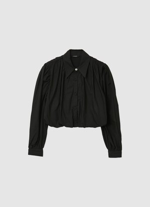 Camicetta nera corta in tessuto liscio, con collo classico, chiusura con bottoni, maniche lunghe a pieghe e dettaglio decorativo con bottone.