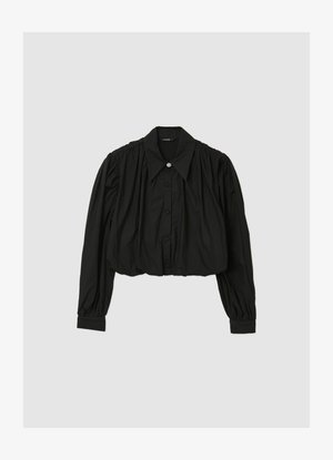 Camicetta nera corta in tessuto liscio, con collo classico, chiusura con bottoni, maniche lunghe a pieghe e dettaglio decorativo con bottone.