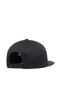 Svart caps med flat skjerm, justerbar snapback-lukking, laget av teksturert stoff, med en logotag på baksiden.
